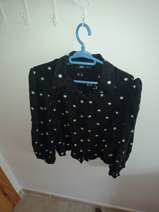 Camisa negra Zara lunares