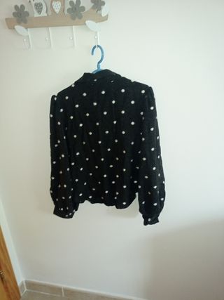 Camisa negra Zara lunares