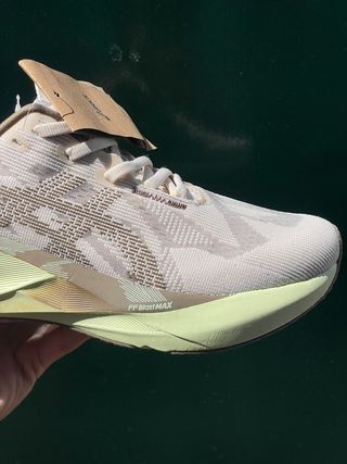 Zapatillas Asics Novablast 5 beige