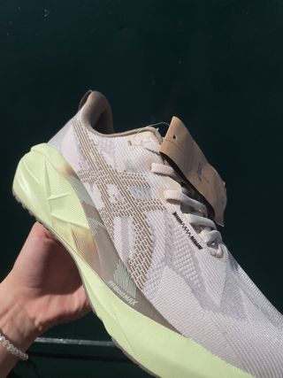 Zapatillas Asics Novablast 5 beige