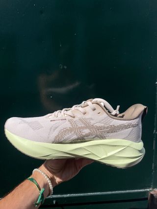 Zapatillas Asics Novablast 5 beige