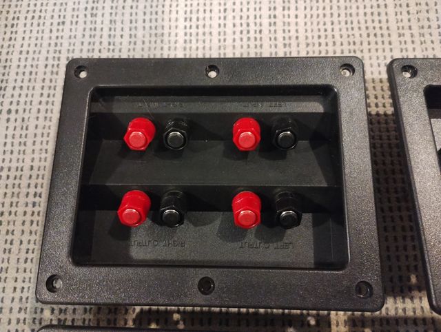 4 Paneles Conexión Altavoces