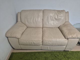 Sofá de piel beige