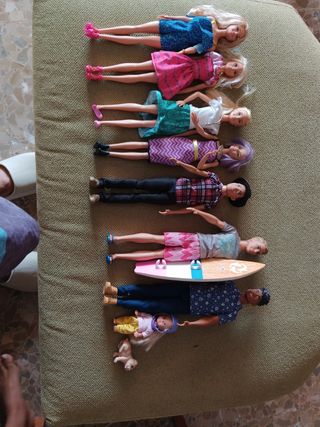8 Muñecas Barbie + Accesorios