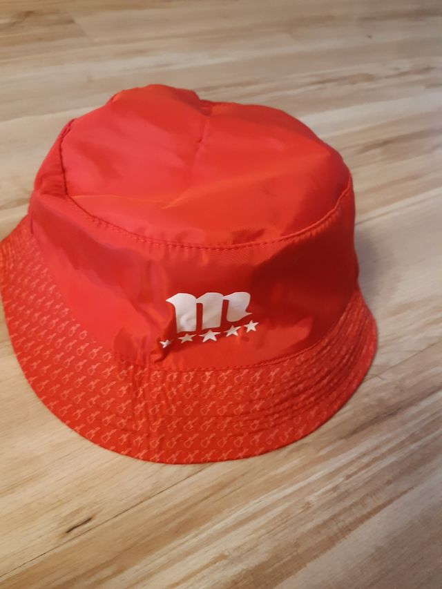 Gorro Mahou rojo - reversible e impermeable