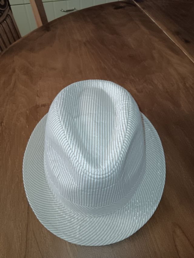Cappello estivo bianco a righe dorate