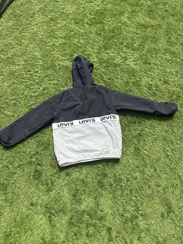 Chaqueta Levi's negra y beige talla 10-140cm