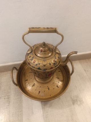 Tetera bereber antigua con palanganero de bronce.