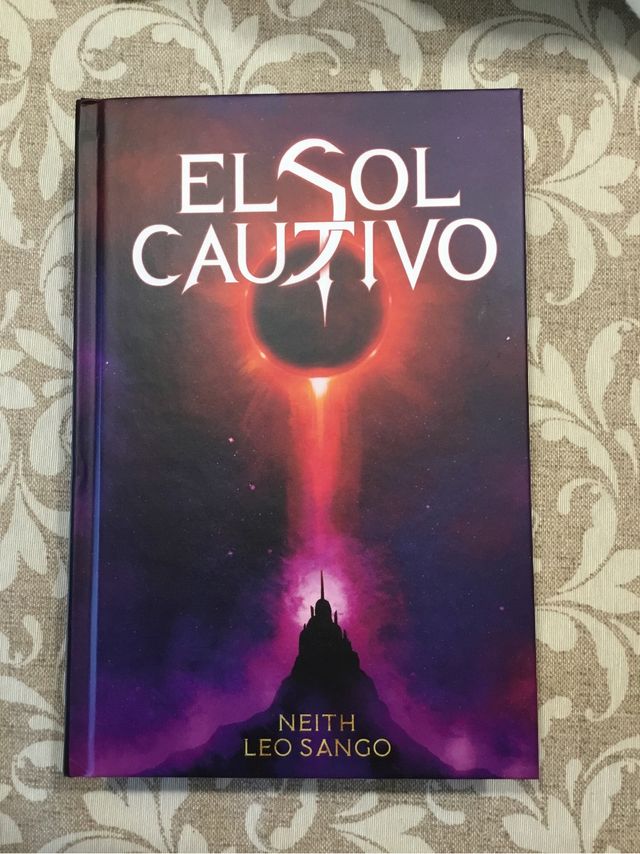 El Sol Cautivo: Una novela de fantasía, misteri...