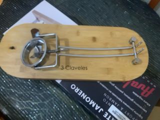 Jamonera de metal y bambú