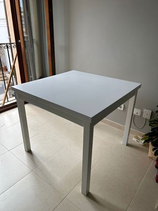Mesa comedor  + 4 sillas blancas