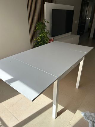 Mesa comedor  + 4 sillas blancas