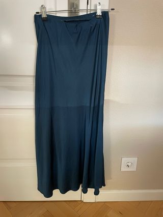 Falda midi satinada azul marino
