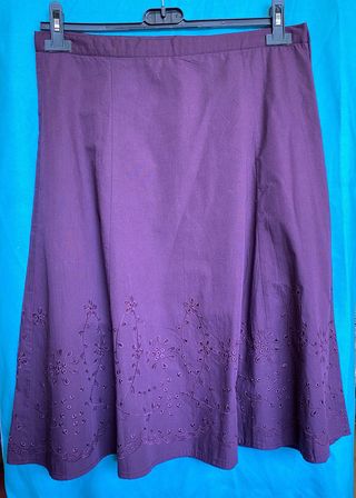 (REGALO PENDIENTES)Falda midi Pull & Bear, bordada