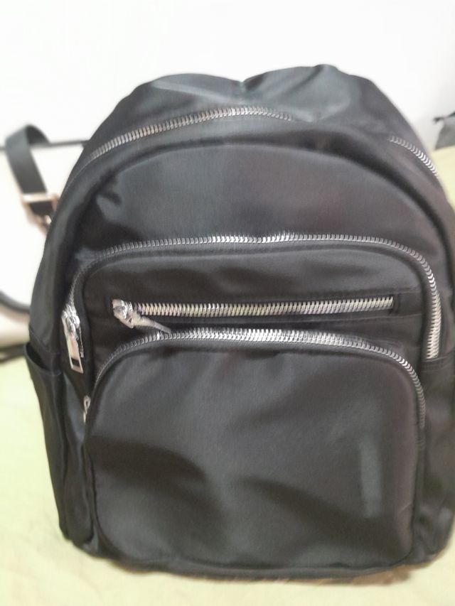 Mochila negra pequeña