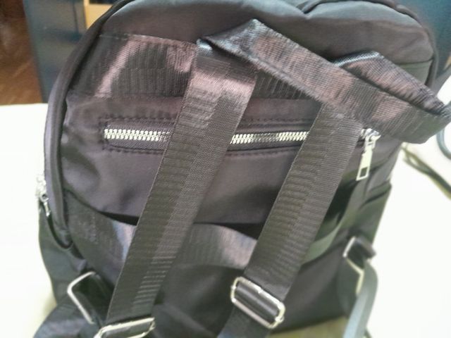 Mochila negra pequeña