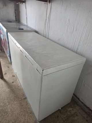 Congelador grande blanco