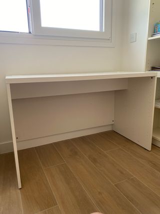Escritorio blanco de madera