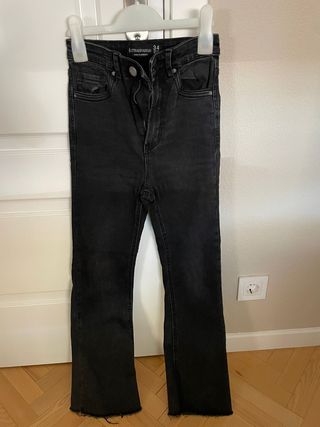 Pantalones campana Stradivarius negros, talla XS