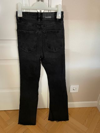 Pantalones campana Stradivarius negros, talla XS