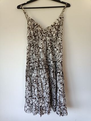 Vestido floral marrón y blanco