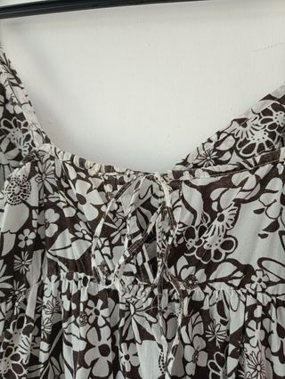 Vestido floral marrón y blanco