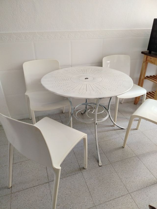 Mesa redonda blanca metal y plástico