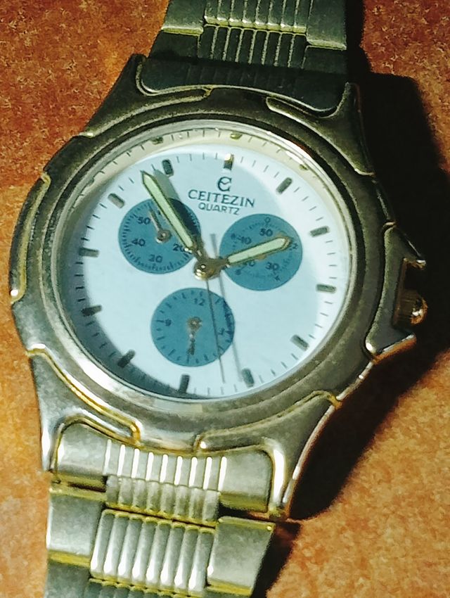 Reloj Pulsera Dorado funciona funciona con pilas