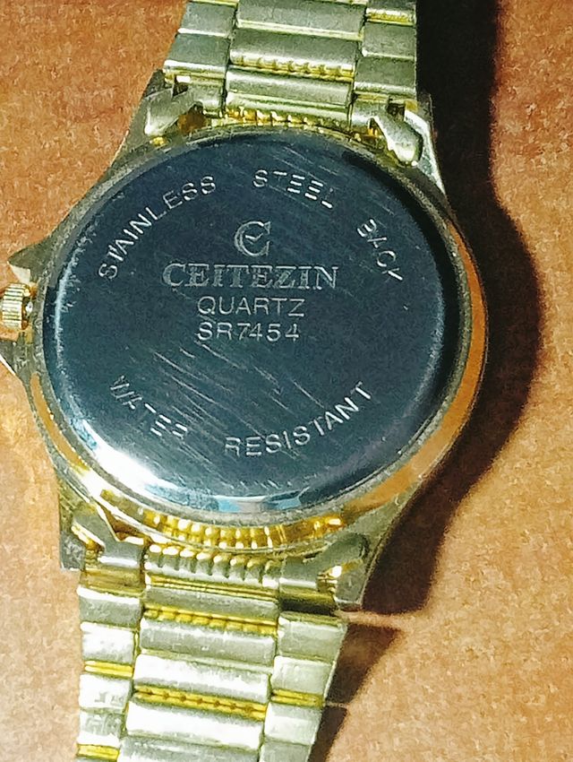 Reloj Pulsera Dorado funciona funciona con pilas