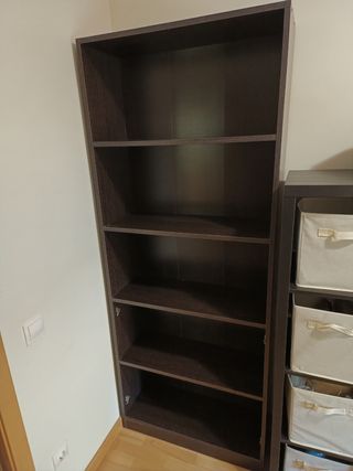 Estantería marrón de madera