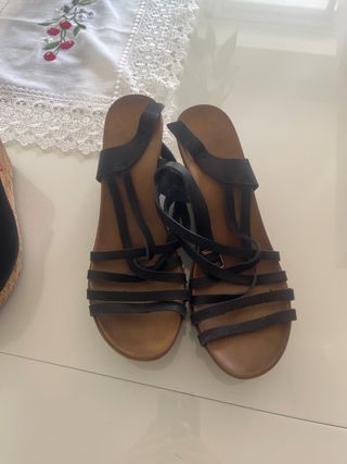 Sandalias plataforma negras y marrones