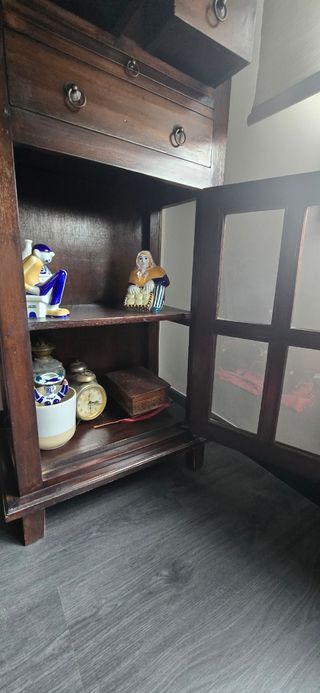 Vitrina Estantería Cajonera. Estilo Colonial.