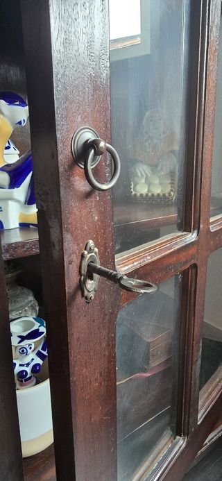 Vitrina Estantería Cajonera. Estilo Colonial.