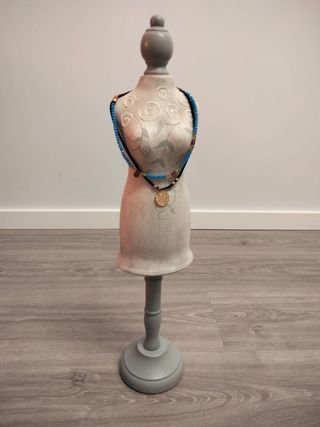 Expositor de collares gris y blanco
