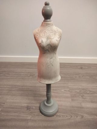 Expositor de collares gris y blanco