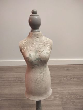 Expositor de collares gris y blanco