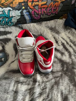 Air Jordan 11 Retro - rojas y blancas