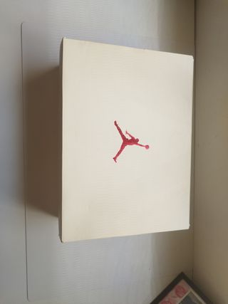 Zapatillas Jordan rojas y blancas