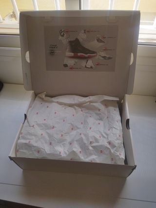 Zapatillas Jordan rojas y blancas