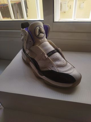 Zapatillas Jordan rojas y blancas