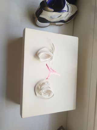 Zapatillas Jordan rojas y blancas