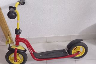 Patinete rojo y amarillo