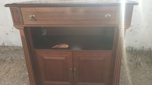 Mueble madera marrón