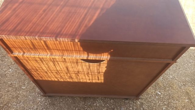 Mueble madera marrón