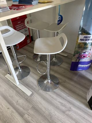 Mesa alta recepción + 4 taburetes