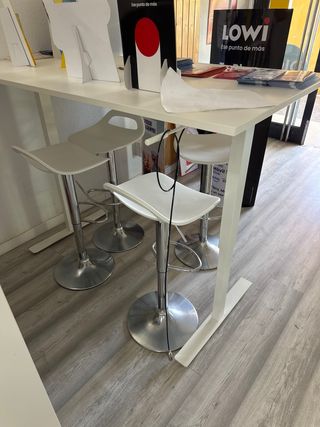 Mesa alta recepción + 4 taburetes