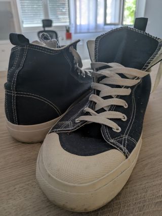 Zapatillas de tela vaquera, esilo Converse.