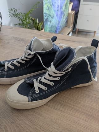 Zapatillas de tela vaquera, esilo Converse.