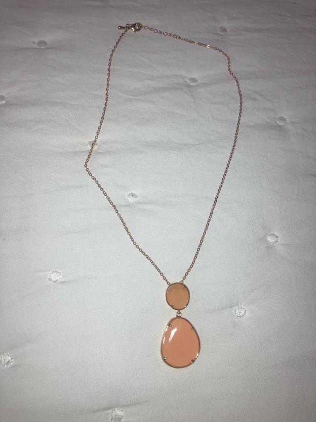 Collar dorado con colgantes rosa