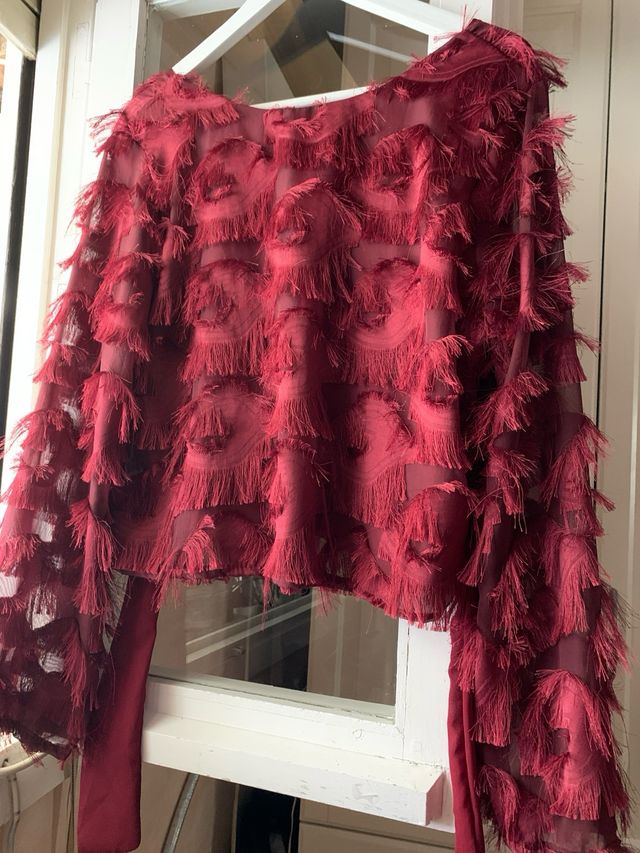 Blusa burdeos con flecos